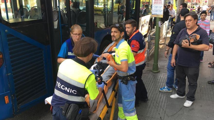 11 heridos por un frenazo de un bus de la EMT al intentar evitar una colisión