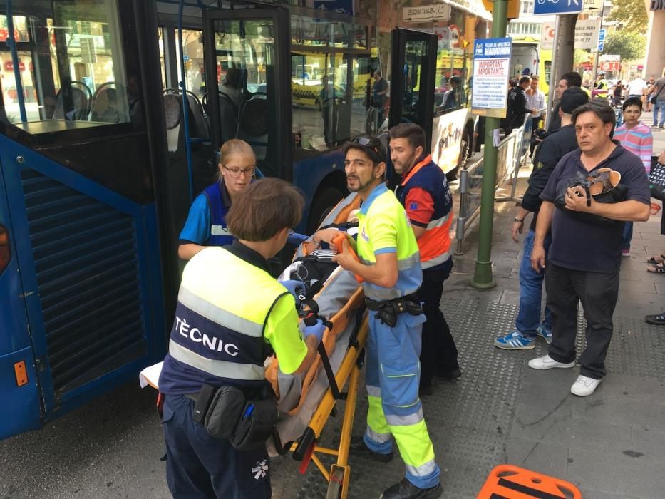 11 heridos por un frenazo de un bus de la EMT al intentar evitar una colisión