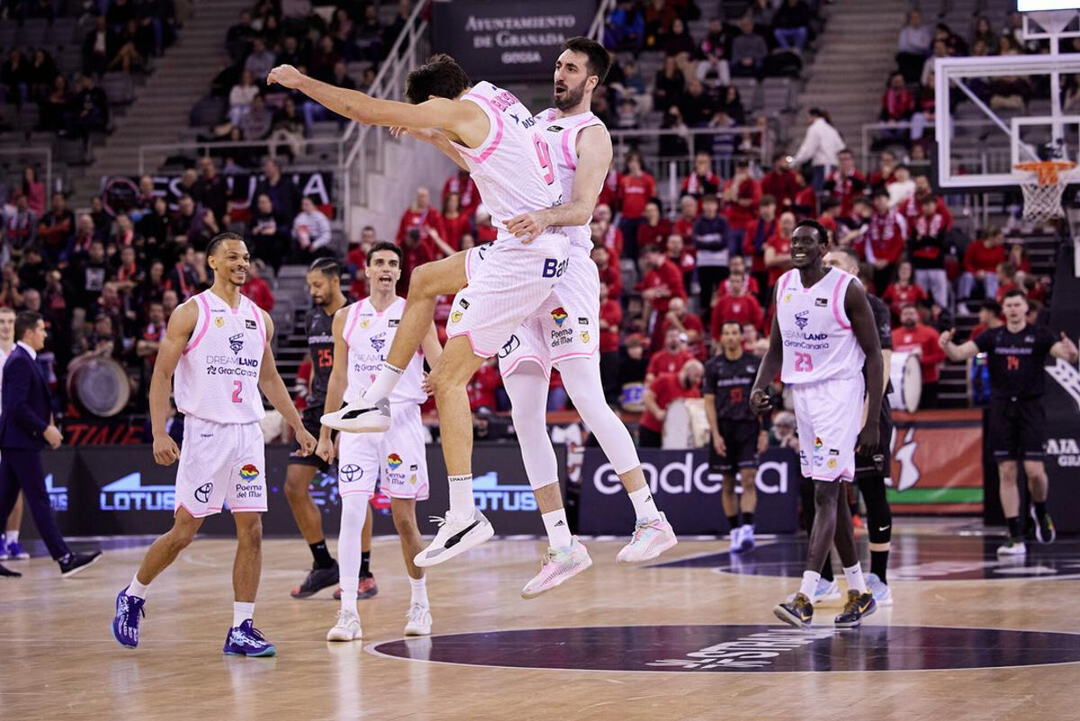 Brussino y Vila celebran uno de los triples del argentino en Granada ante Wong, Alocén y Kuath.