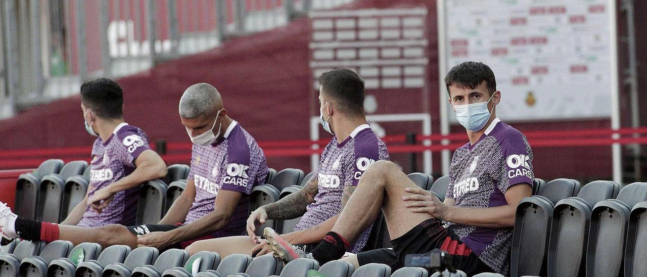 Ante Budimir en la grada de jugadores  suplentes en el partido ante el Rayo Vallecano.