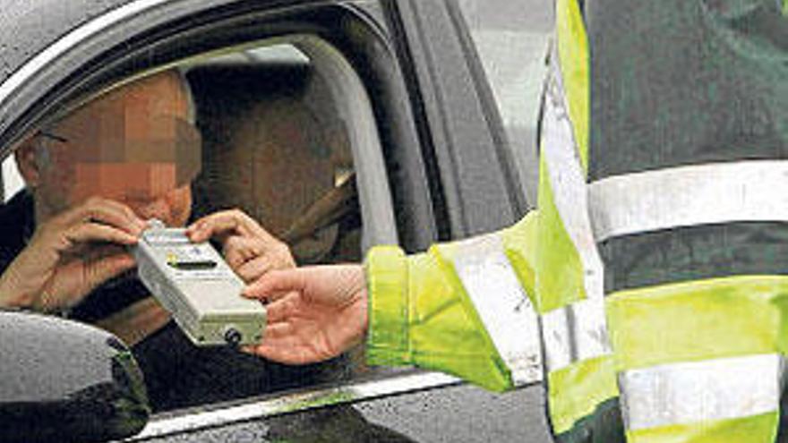 Imagen de archivo de un conductor soplando en un control de alcoholemia