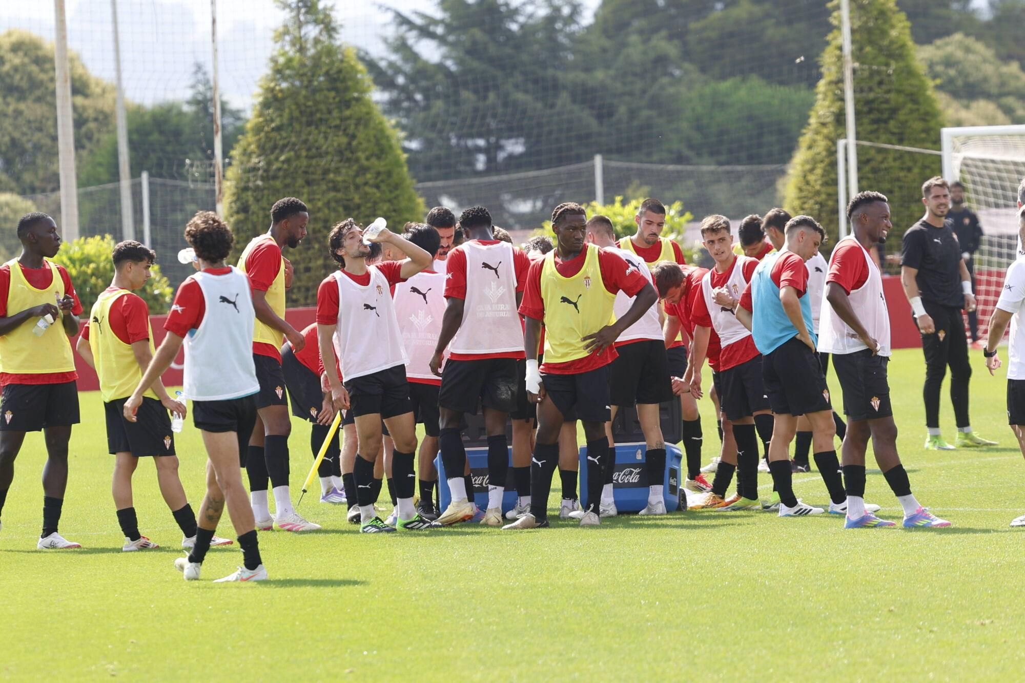 EN IMÁGENES: Segundo entrenamiento del Sporting, con público en Mareo