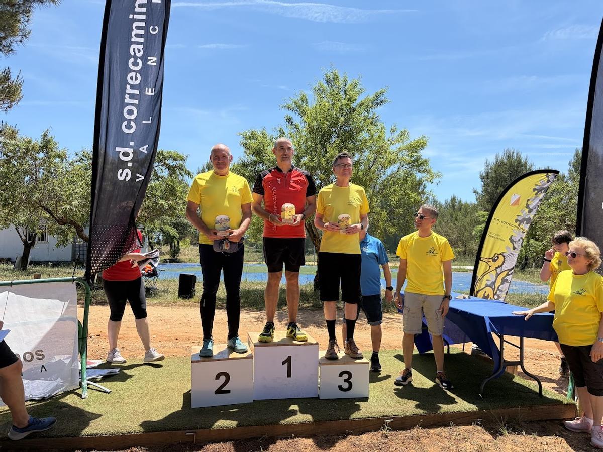 Un atleta del CAX Orientació en lo alto del podio en la carrera de Requena.