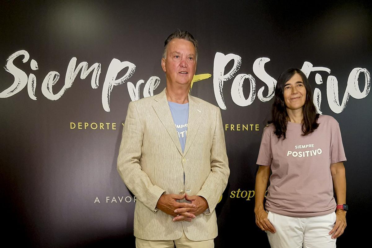 Van Gaal, 'Siempre + positivo' contra el cáncer y en apoyo al CNIO