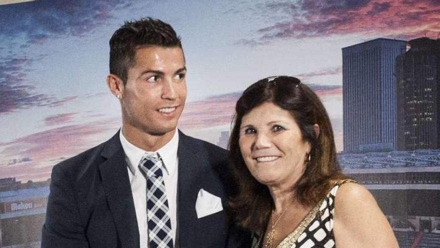 Cristiano Ronaldo, con su madre y con su hijo.