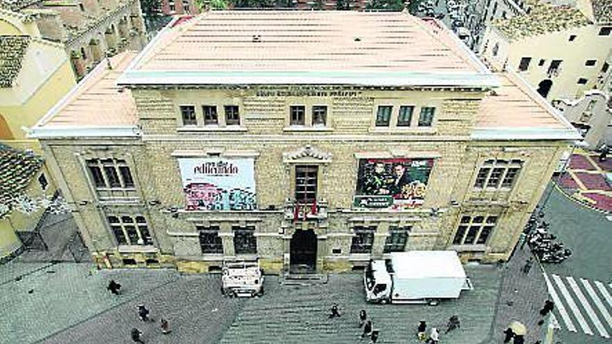 La fachada principal del colegio Cierva Peñafiel da a la plaza de Santo Domingo