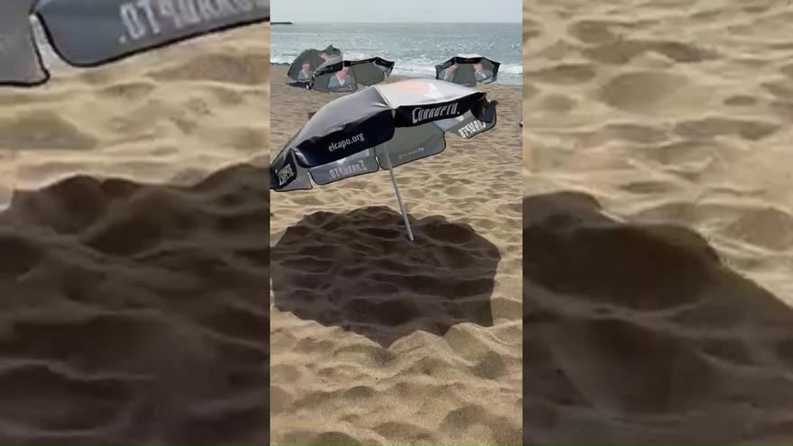 Playa Bastián aparece llena de sombrillas llamando corrupto a Sánchez