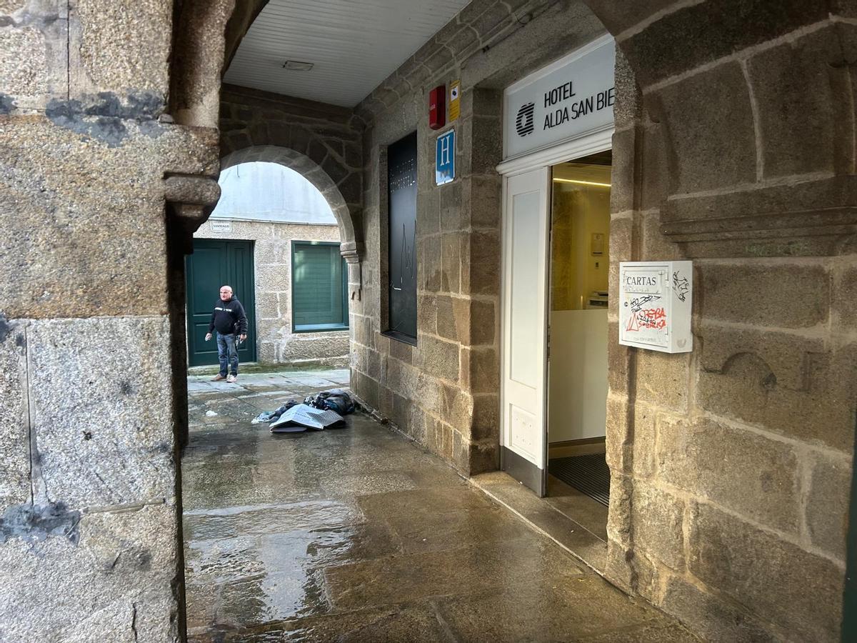 Imagen del nuevo lugar escogido por el hombre que vive desnudo en la zona vieja desde hace meses