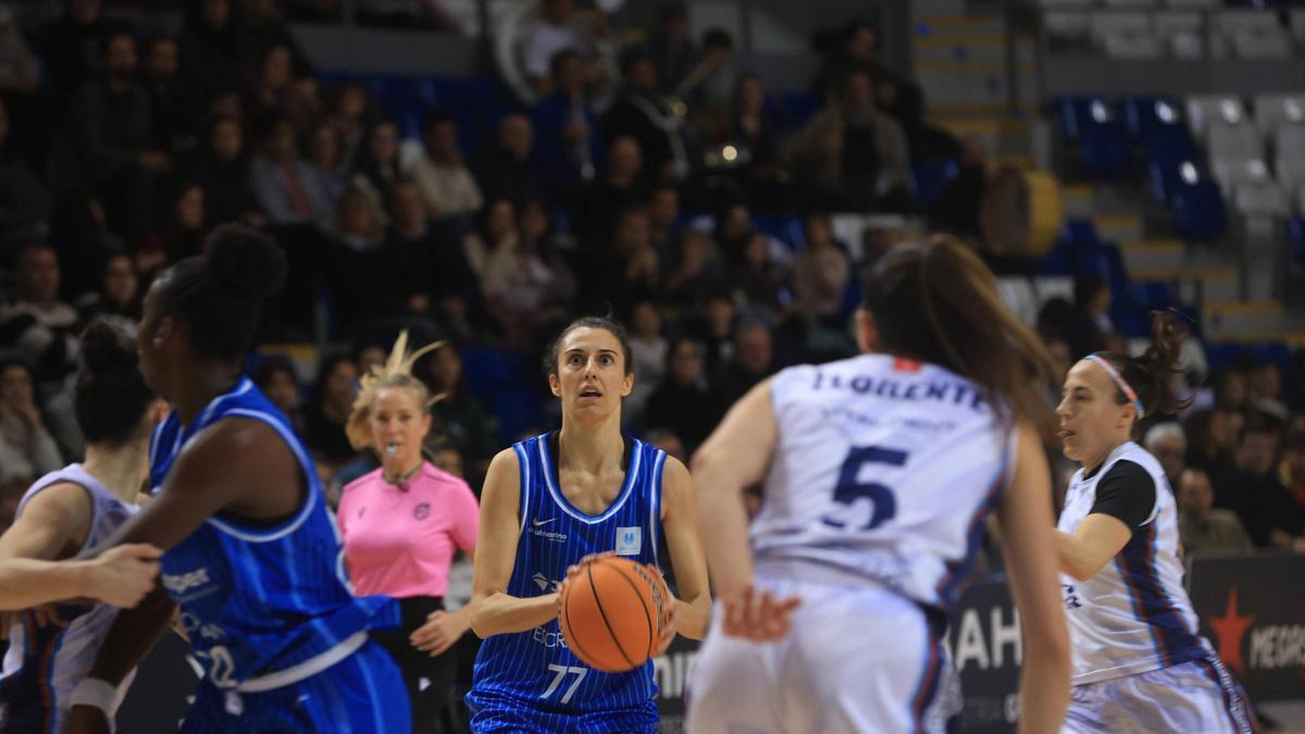 Alba Torrens debuta en otra paliza del Azulmarino