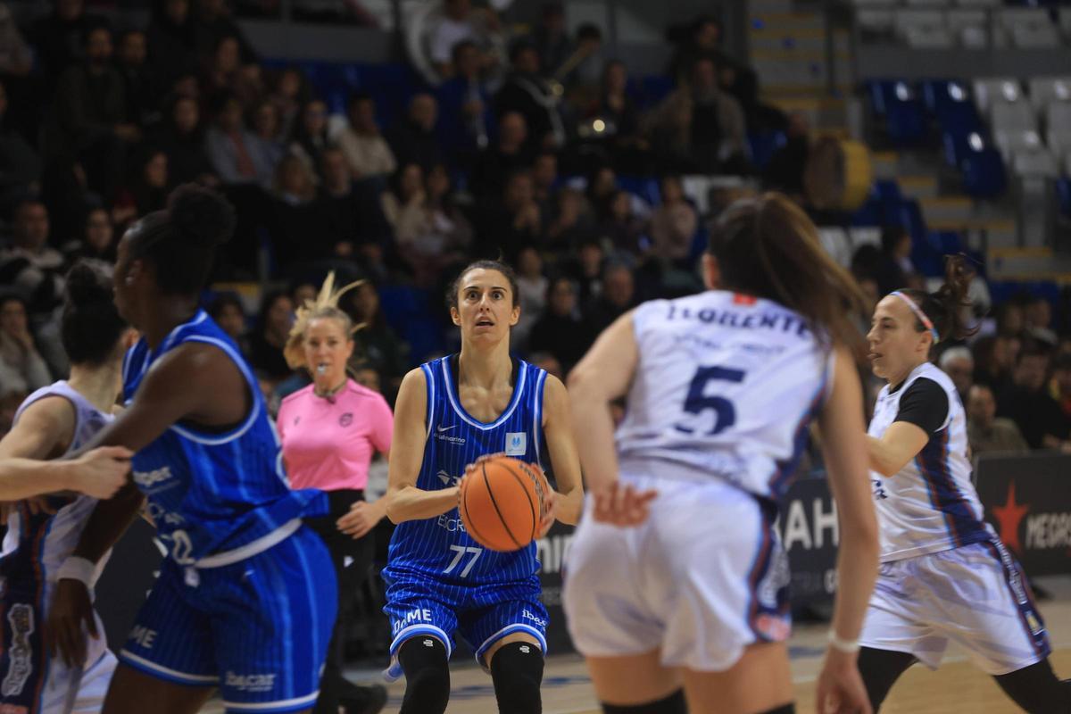 Alba Torrens lanza a canasta durante el partido ante el Ardoi.