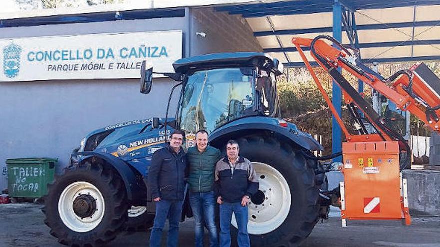 Tractor desbrozador de la brigada contraincendios de A Cañiza. // D.P.