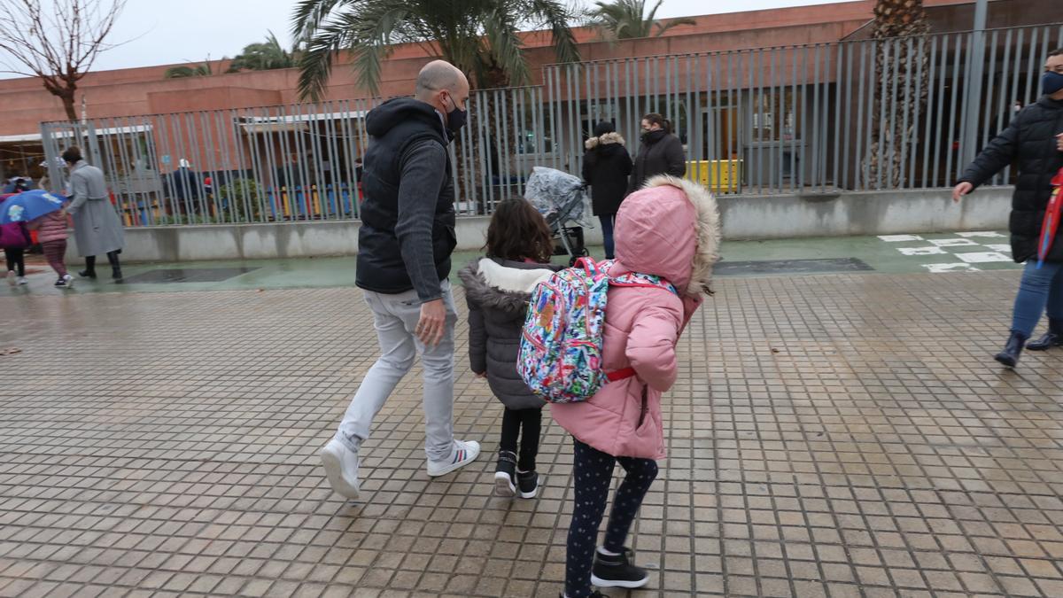 Alumnos llegando a un colegio de la provincia, imagen de archivo