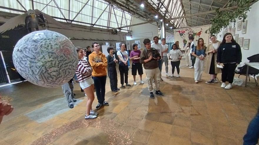 Una puerta mitológica, una cúpula geodésica y un mundo de billetes: así son las creaciones de los 200 estudiantes asturianos participantes en la Muestra de arte escolar