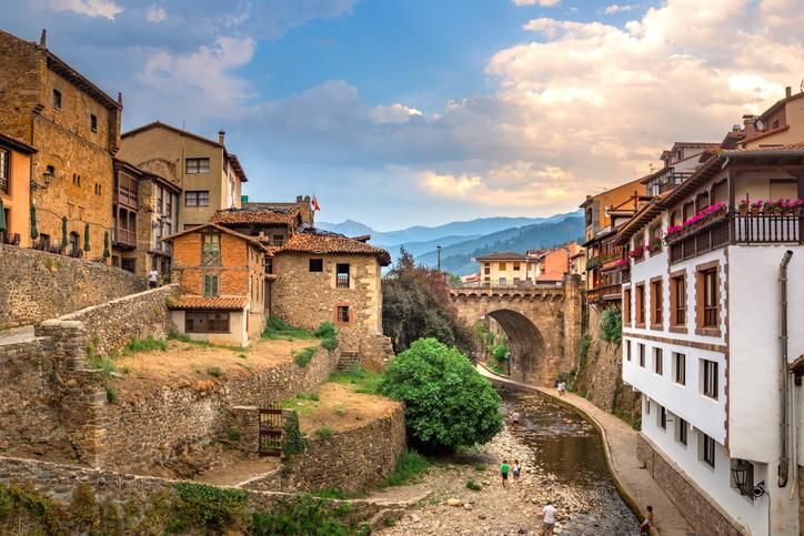 Villa medieval de Potes con casas colgadas y río Deva, en Cantabria.