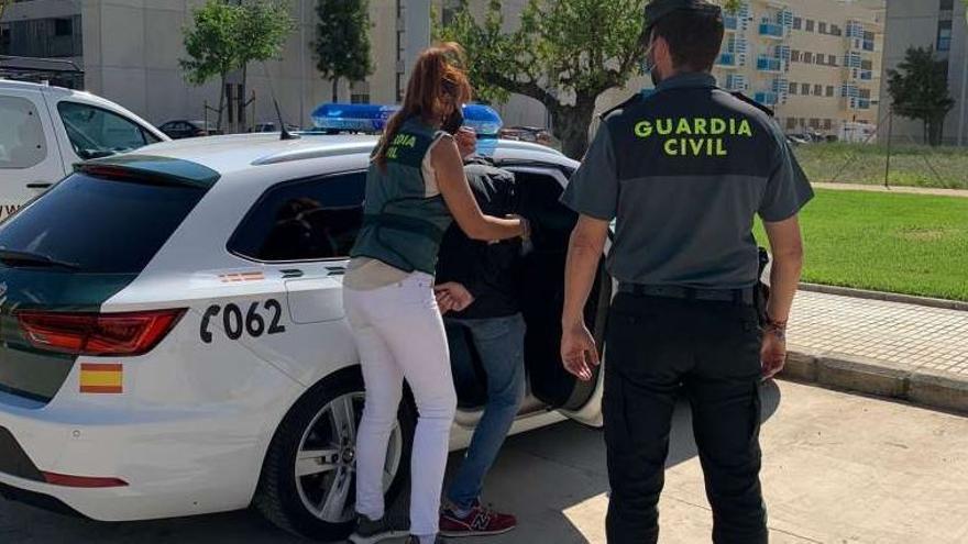 Diez detenidos por 55 delitos de robo en coches en El Saler y Pinedo