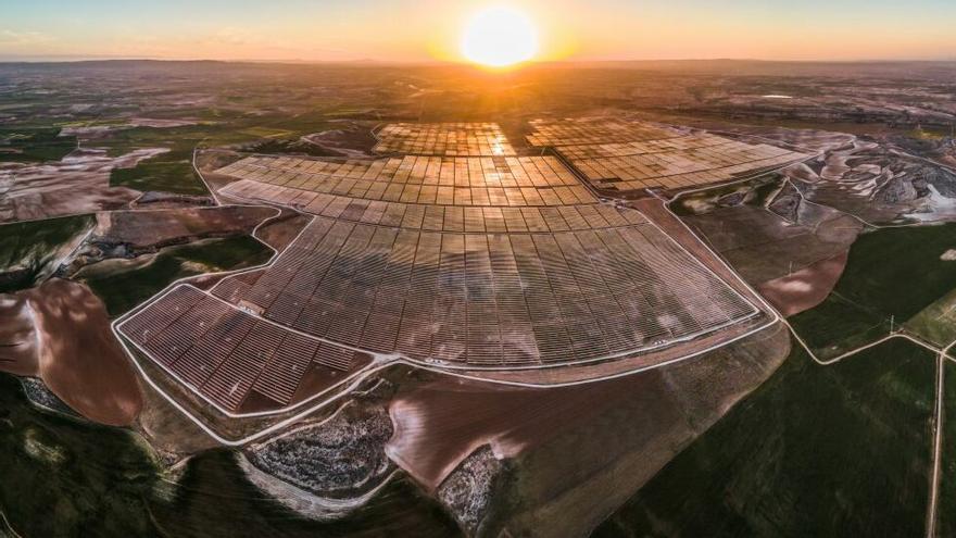 La macroplanta fotovoltaica de Almochuel (Zaragoza), de 247 MW, que Lightsource BP vendió hace un año a Plenium Partners y Bankinter Investment.