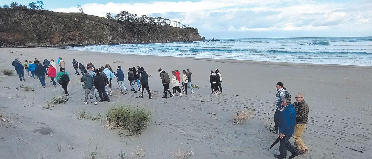El grupo participante en la visita, ayer, durante el recorrido por la playa de Barayo. | R. A. M. S.