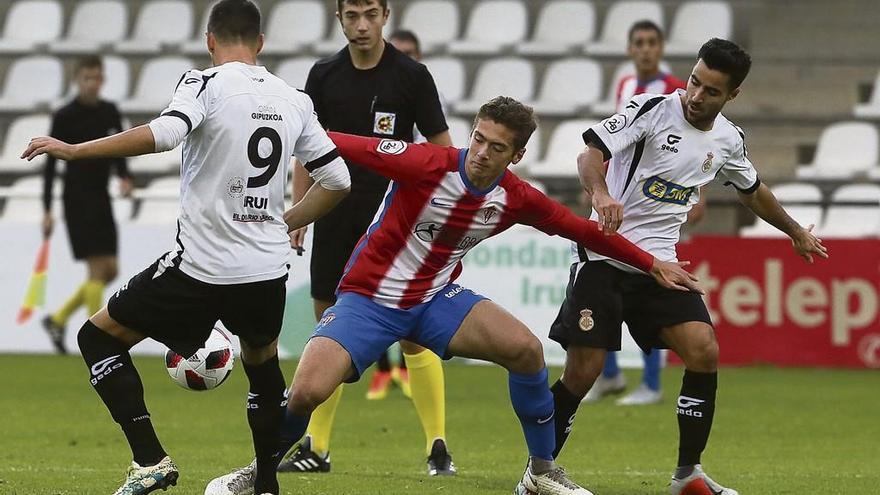 El rojiblanco Gragera pugna por el balón con dos jugadores del Real Unión.