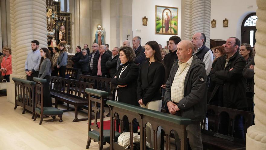 El funeral por Santiago Rivero en Somió, en imágenes