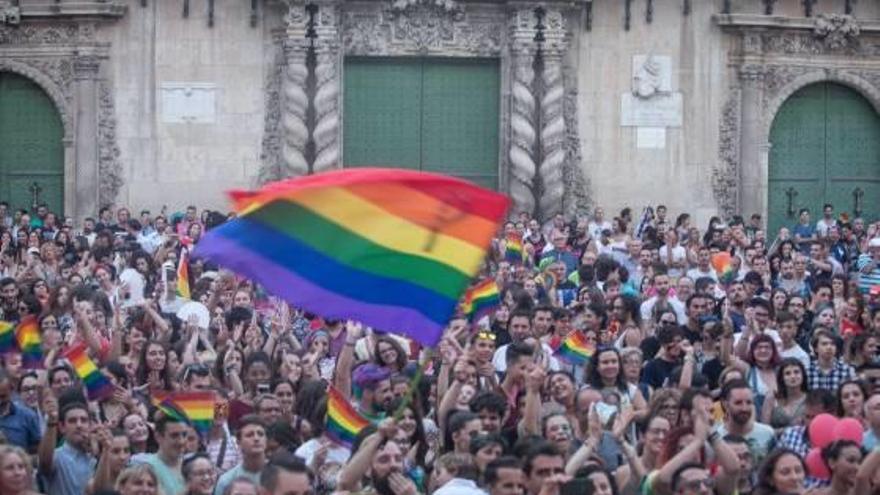 Celebración del Orgullo Gay en la plaza del Ayuntamiento de Alicante.