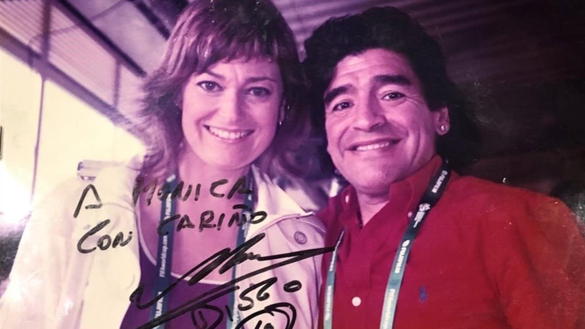 Maradona, con la autora del artículo en el Mundial de Alemania