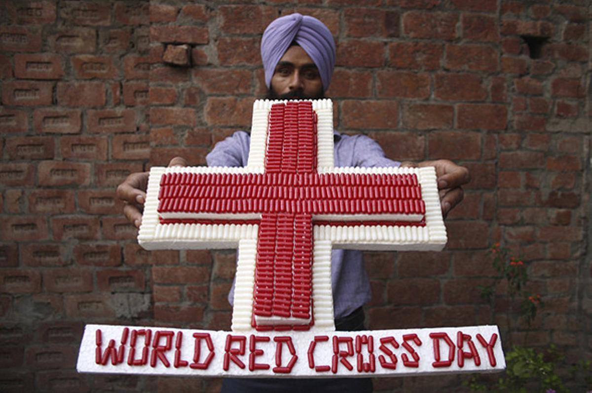 L’artista indi Gurpreet Singh mostra, a Amrítsar, una obra que ha realitzat amb 600 càpsules de medicaments amb motiu del Dia de la Creu Roja, a l’Índia.