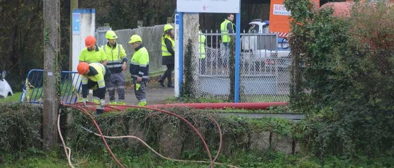 Reparación de la avería registrada la pasada semana en la red de suministro. // Noé Parga