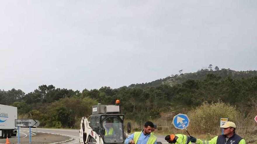 Obras en los cuatro carriles de A Lanzada. // Muñiz