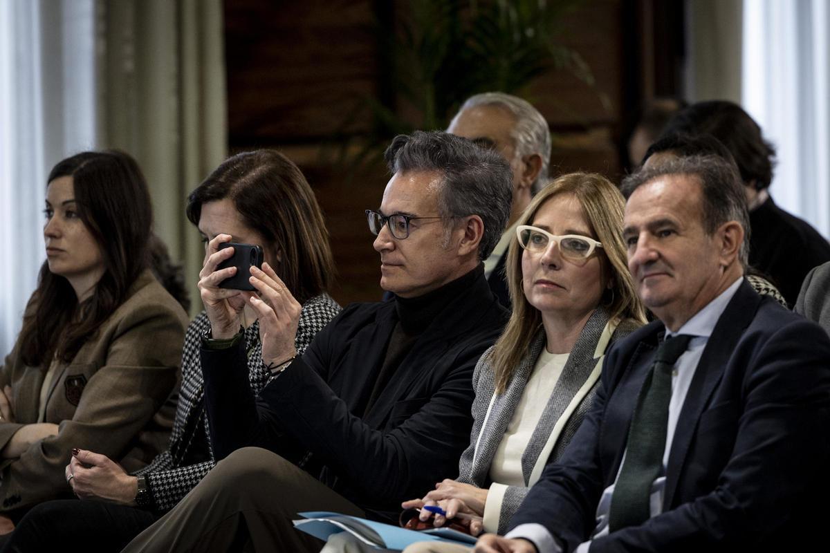 El equipo de la alcaldesa, atento durante la presentación del proyecto de presupuestos.