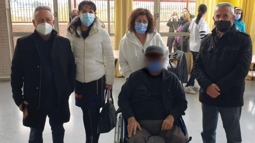 El concejal, primero por la derecha, el pasado día 6 en la Residencia de la Tercera Edad de Orihuela junto al primer residente vacunado