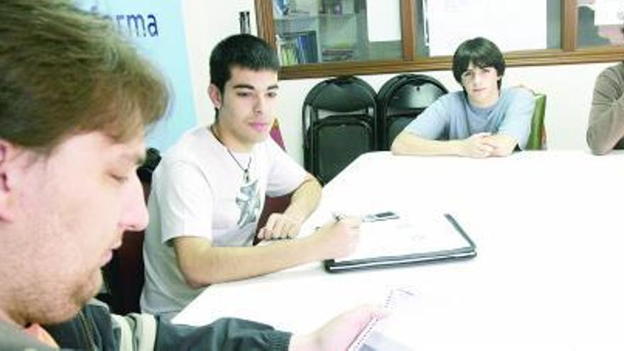 Asistentes a la reunión de ayer en Piedras Blancas.