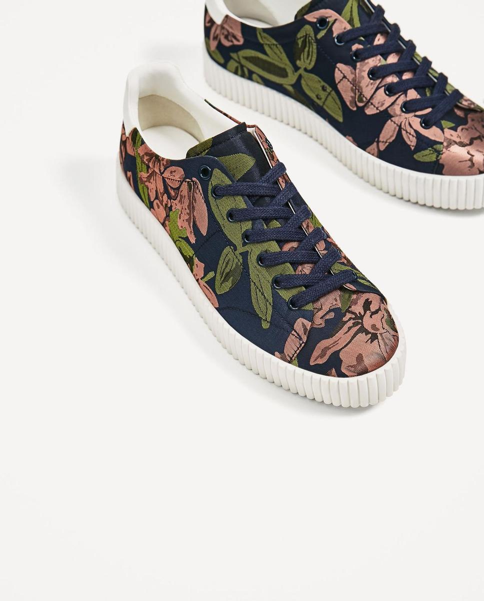 Las zapatillas de flores pisan fuerte: Bambas, de Zara (25,95 euros).