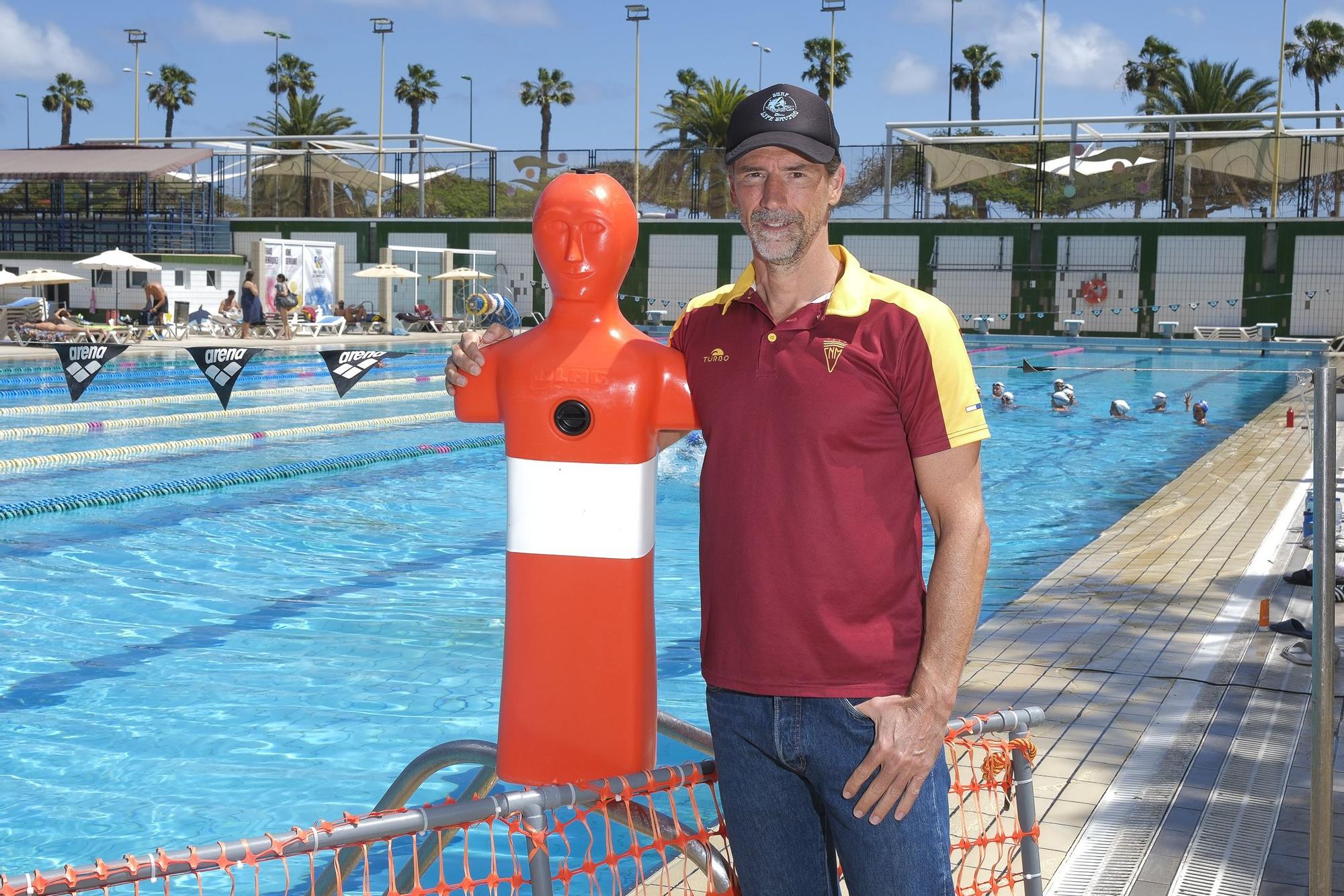 Marcello Tonelli, posa con el maniquí y las vallas que se utilizan en las pruebas de salvamento y socorrismo de piscina, en las instalaciones del CN Metropole.