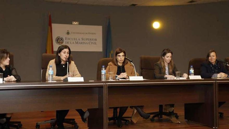 Por la izquierda, Beatriz Rimada, Covadonga Suárez, María Mitre, Alba Goznález y Marlene Bartolomé Sáez, en la Escuela de Marina Civil.