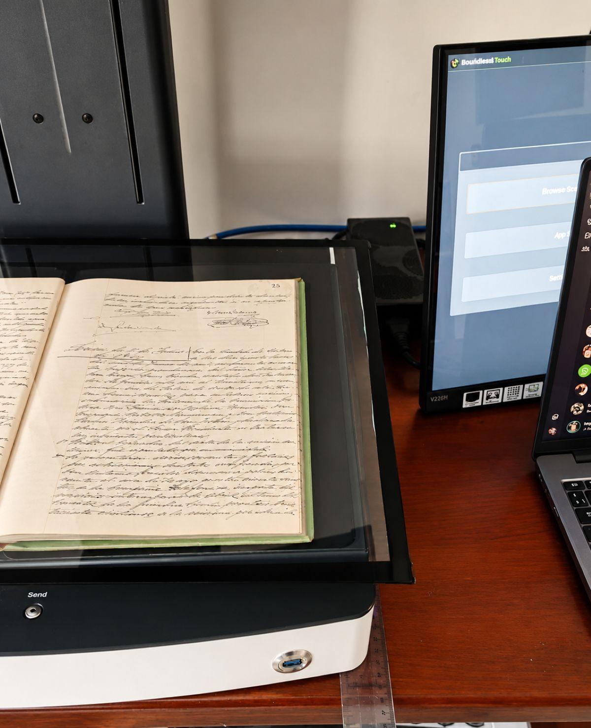 Detalle de uno de los documentos que se han digitalizado en Cabra para proteger la memoria democrática.