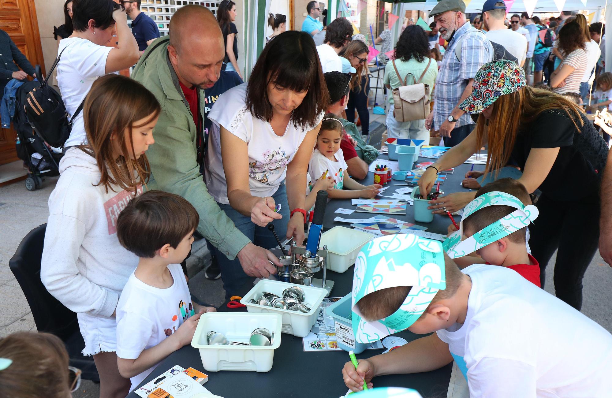 Miles de niños y sus familias viven la fiesta por la lengua en les trobades de Rafelbunyol y Almenara