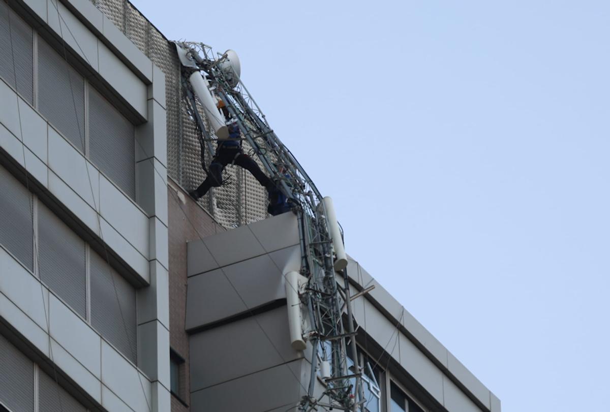 Se cae la antena de un edificio de la Torre por las fuertes rachas de viento