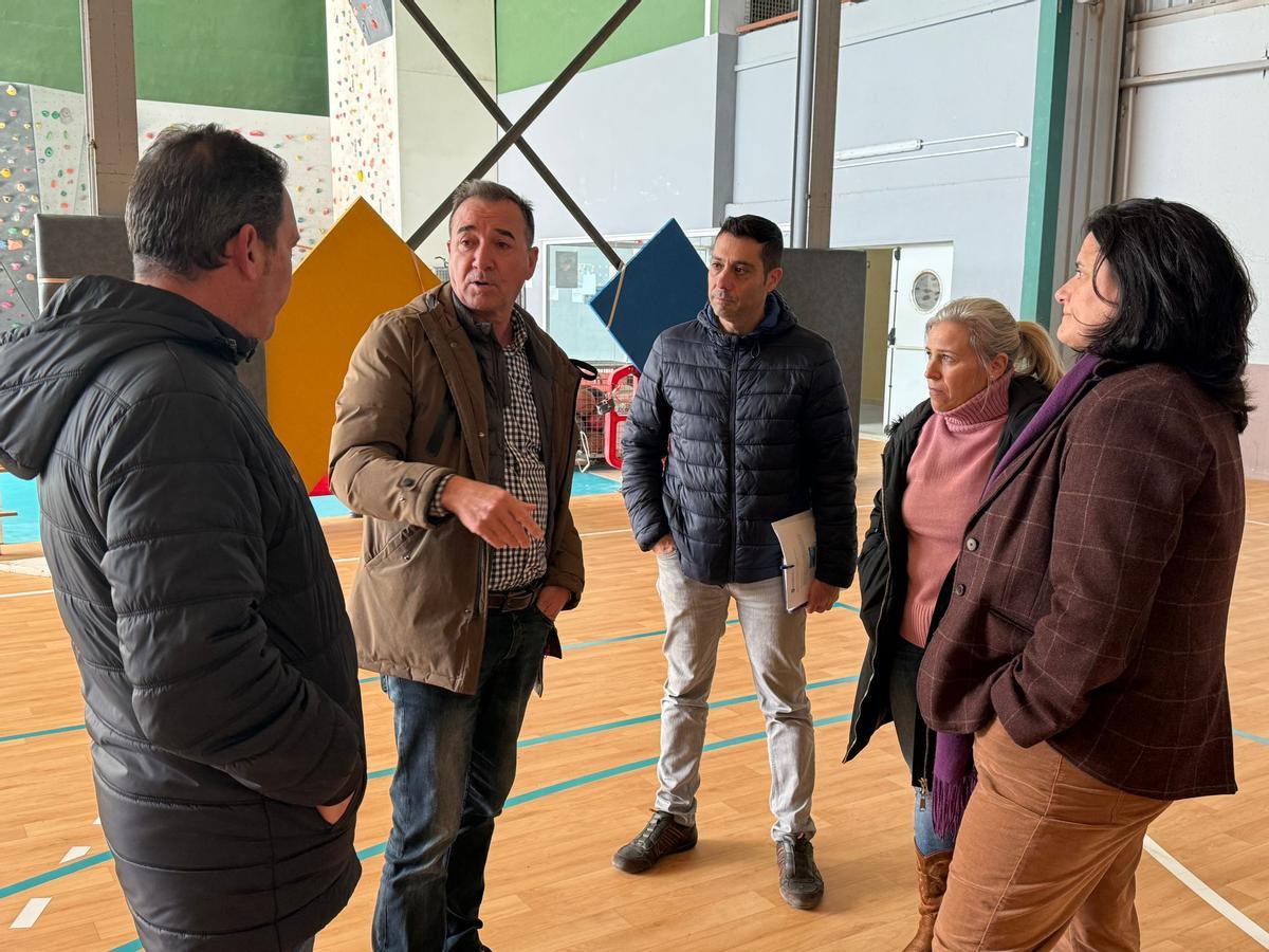 El alcalde y los técnicos en las instalaciones deportivas municipales.