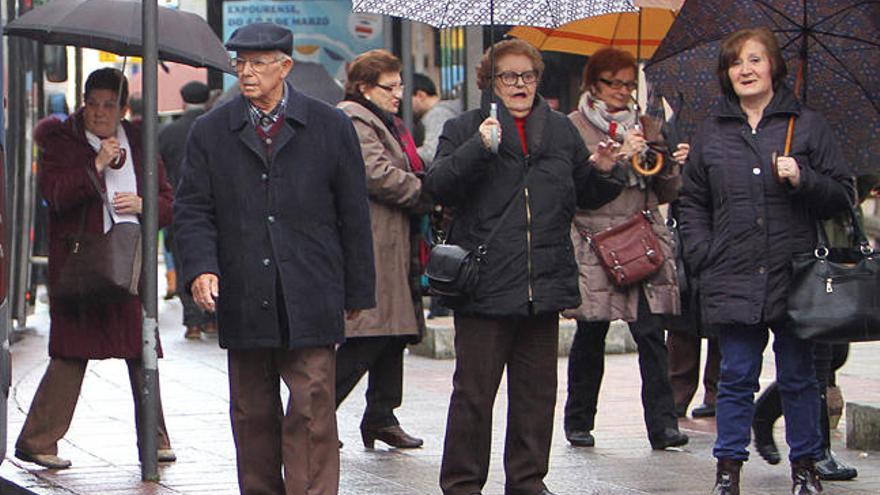 Un grupo de personas mayores, caminando por el centro de Ourense. // Iñaki Osorio