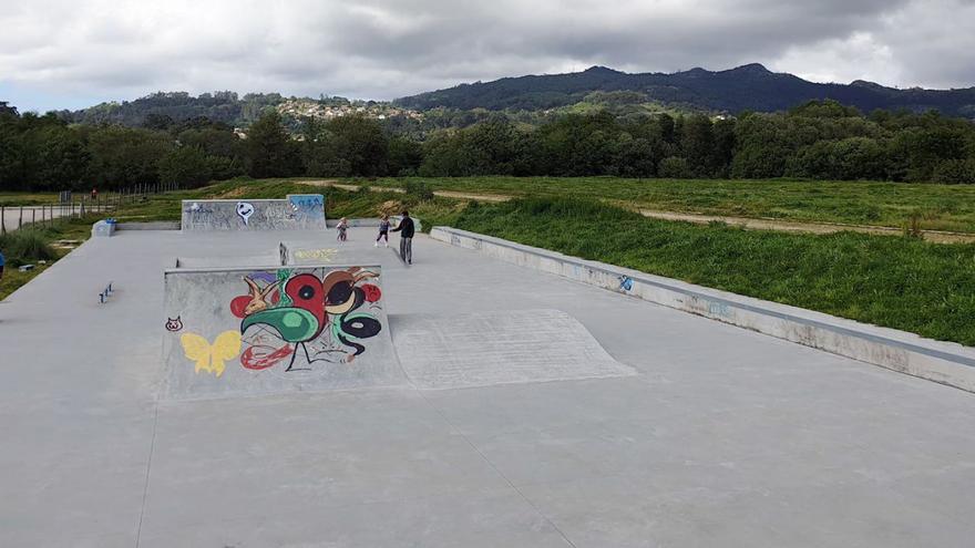 El parque de skate que utilizan numerosos vecinos con la futura pista de atletismo a la derecha. |   // M. G. BREA