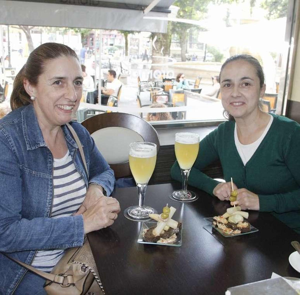 Unas clientas disfrutan de las tapas en la pasada edición. // S.A.