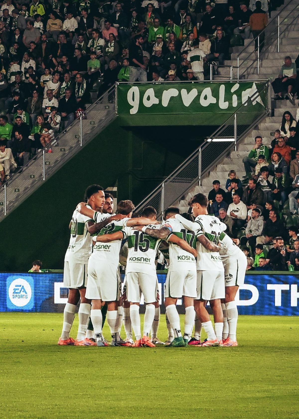 Los jugadores del Elche hacen piña