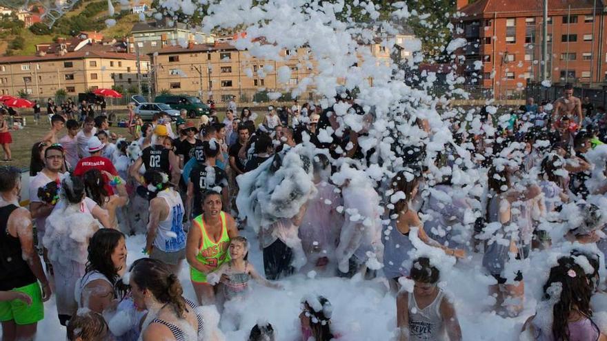 Fiesta de la espuma en los festejos de La Laguna del año pasado.