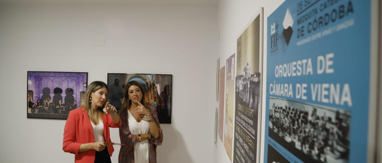 María Dolores Gaitán (i), durante la presentación de la muestra del Festival Internacional de Piano Guadalquivir.