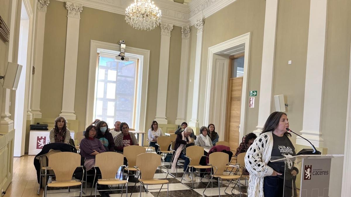 La nueva presienta de la asociación de vecinos Ciudad Monumental, en el pleno.