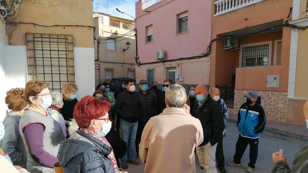 Vecinos de las calles Portijico y Vera junto a Pedro Sosa en una reunión.
