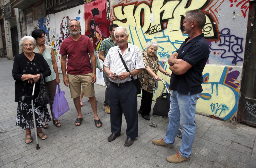 La gente no para de mirarlos. Por separado son invisibles. Todos juntos llaman la atención. Levante-EMV reunió este jueves por la mañana a nueve de los once testimonios para este reportaje, con una gran ayuda prestada por el Grupo Recuperación de la Memoria Histórica que coordina Matías Alonso. Precisamente él, de su colección particular, facilitó los ejemplares originales de El Mercantil Valenciano publicados en los años de la Guerra Civil y que sostienen los protagonistas de la imagen, capturada delante del refugio antiaéreo de la calle Serranos de Valencia. Un lugar tantas veces utilizado para protegerse de las bombas y de los proyectiles en la contienda bélica, de cuyo inicio mañana se cumplen 80 años. En la imagen, de izquierda a derecha, figuran: Isabel Cuallado (79 años), Dolores Albuixech (88), Juan Ortuño (80), Petronila Blasco (88), Paquita Carrasco (91), Pablo Sanz (85), Paquita Torres (95), Emilio Monzó (95) y Mercedes Barberá (83). Después de la sesión fotográfica, que a todos los viandantes llamaba la atención, una tertulia de dos horas en una cafetería de la misma calle puso el broche final a un encuentro emotivo para todos.  Texto: Paco Cerdà /Fotografías: Vicent M. Pastor