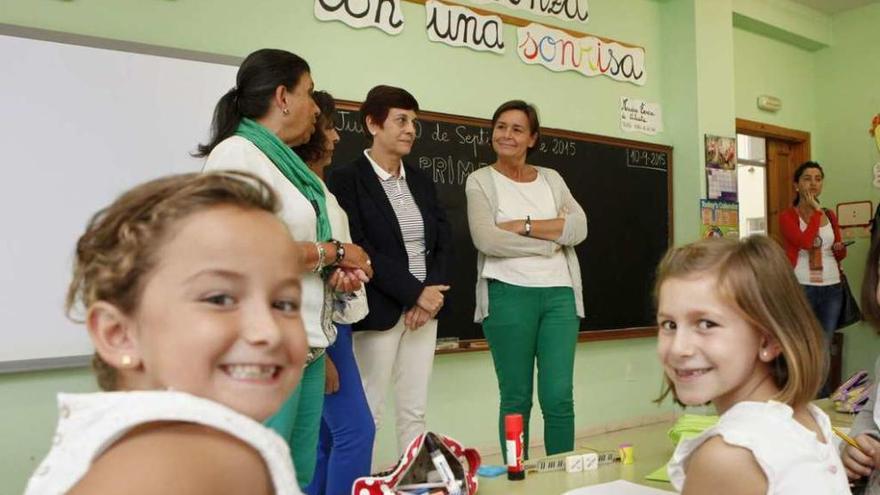 Dos alumnas del colegio Clarín, durante la visita de las autoridades al centro, con la Alcaldesa a la derecha.