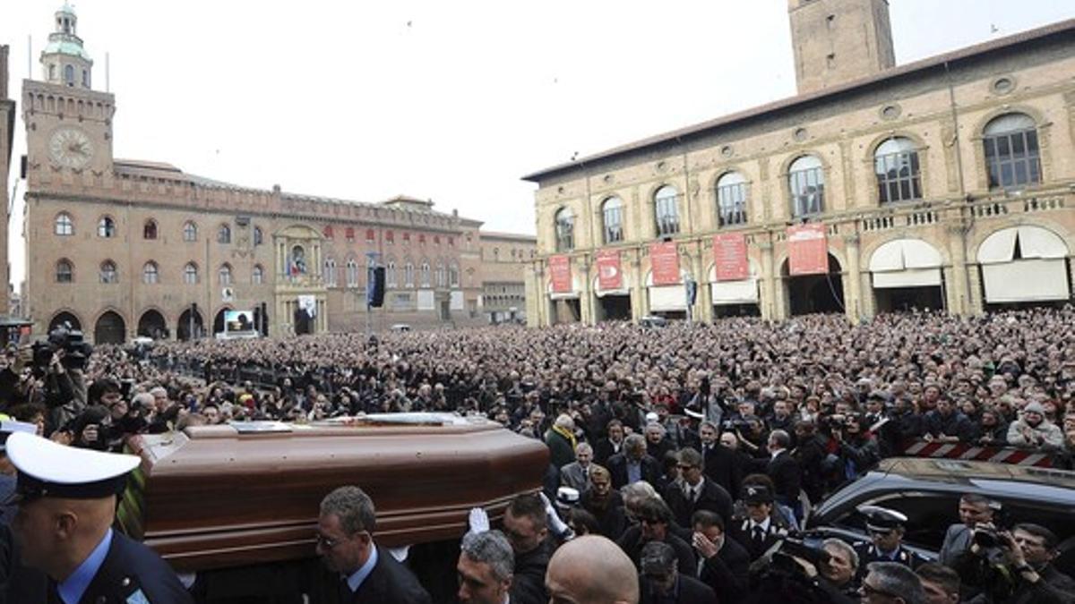 Los ciudadanos abarrotaron la Plaza Grande para despedir a Lucio Dalla