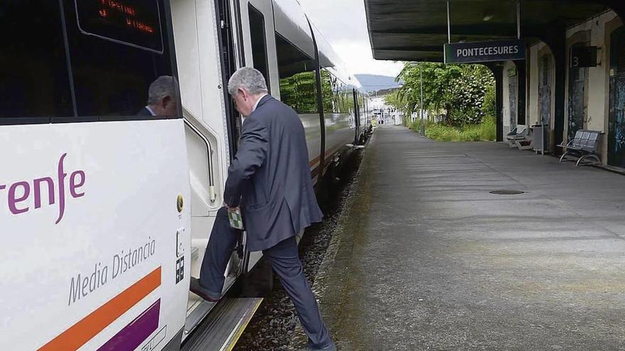 Un tren detenido en el apeadero de Pontecesures. // Noé Parga